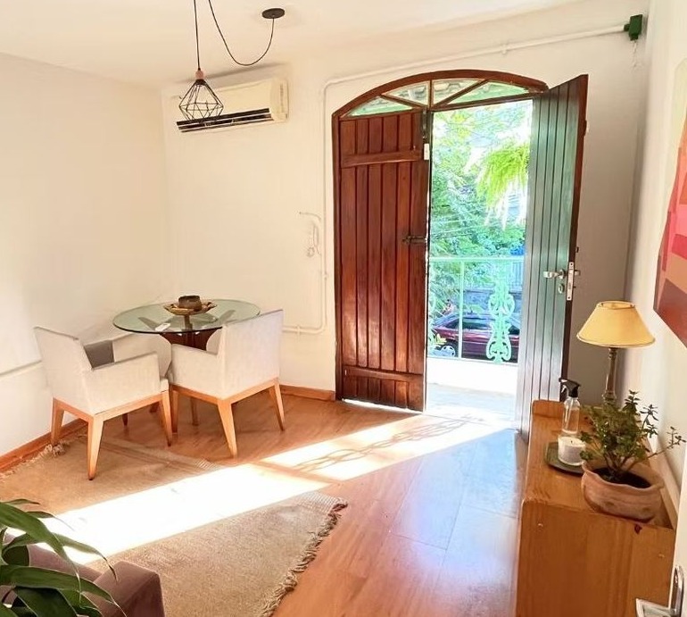 Consultório em Botafogo com mesa de atendimento e luz natural