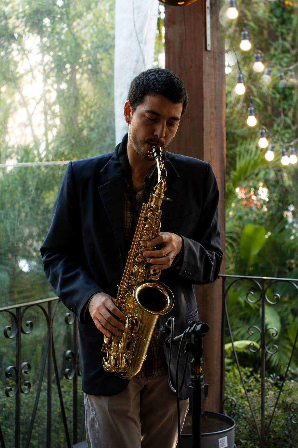Henrique Hamilko tocando saxofone